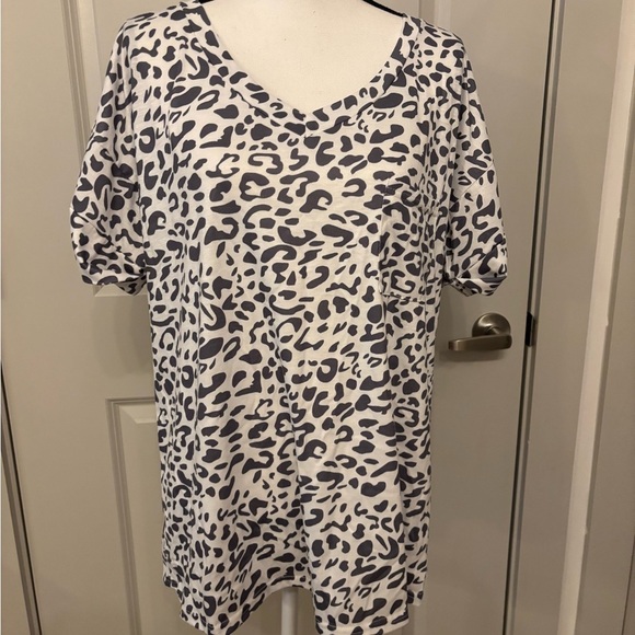 Cheetah Print grey and white v-neck tee size XL - Picture 2 of 8
